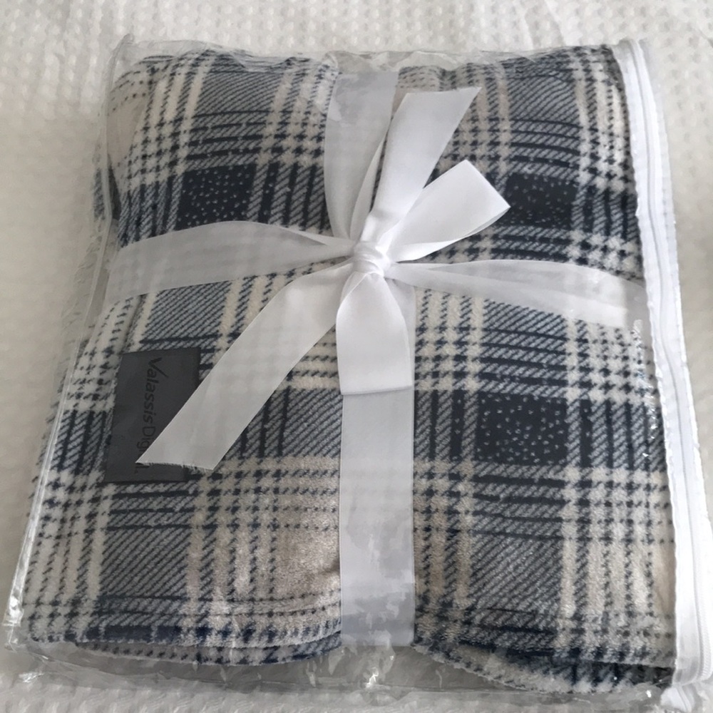 Kanata Home Collection Cottage Plaid Throw - Picture 3 of 3